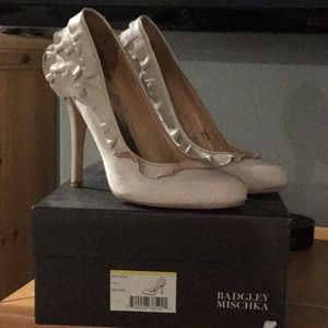 Size 7 Badgley Mischa “Tai II” Grey Heels